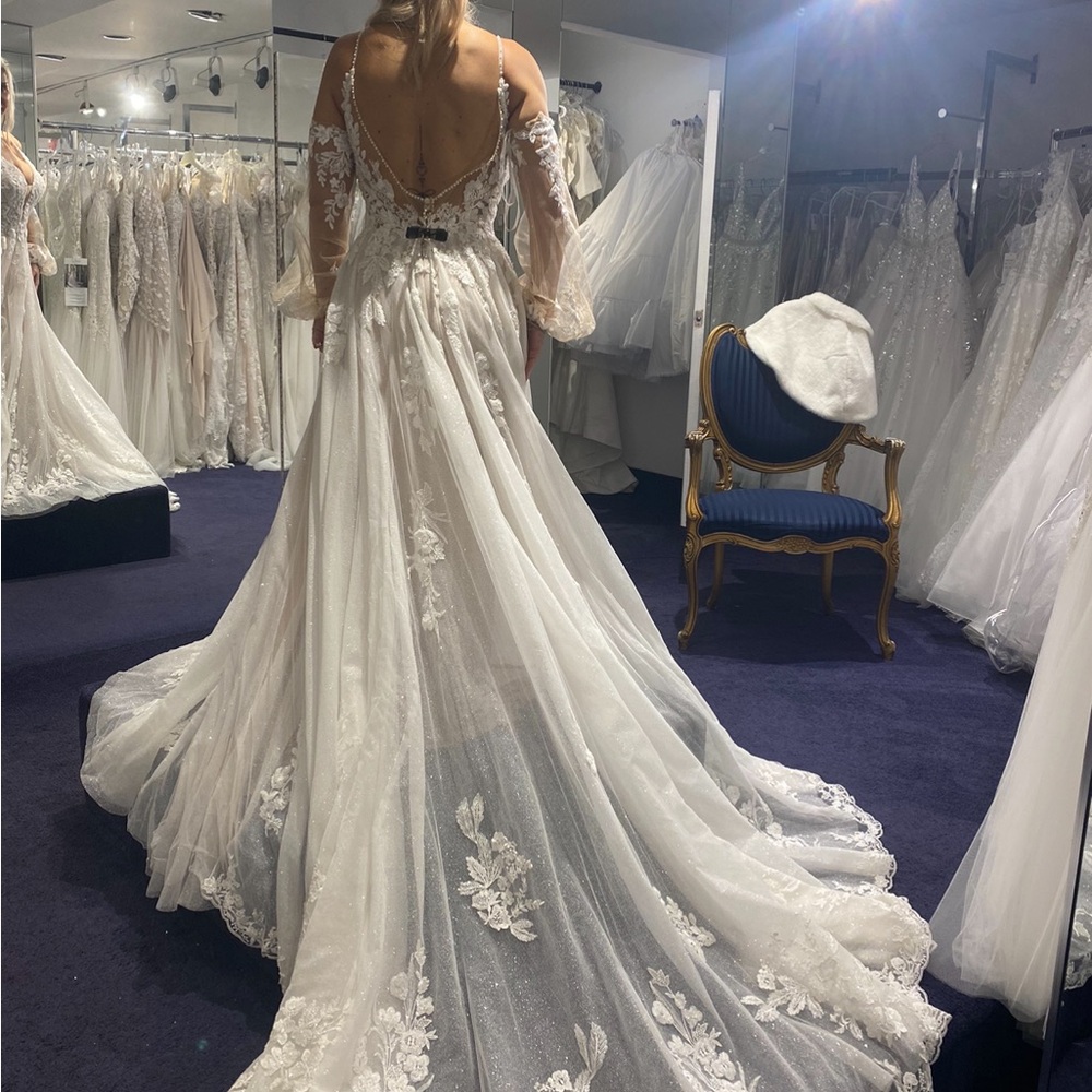 Elegant White Lace Wedding Gown